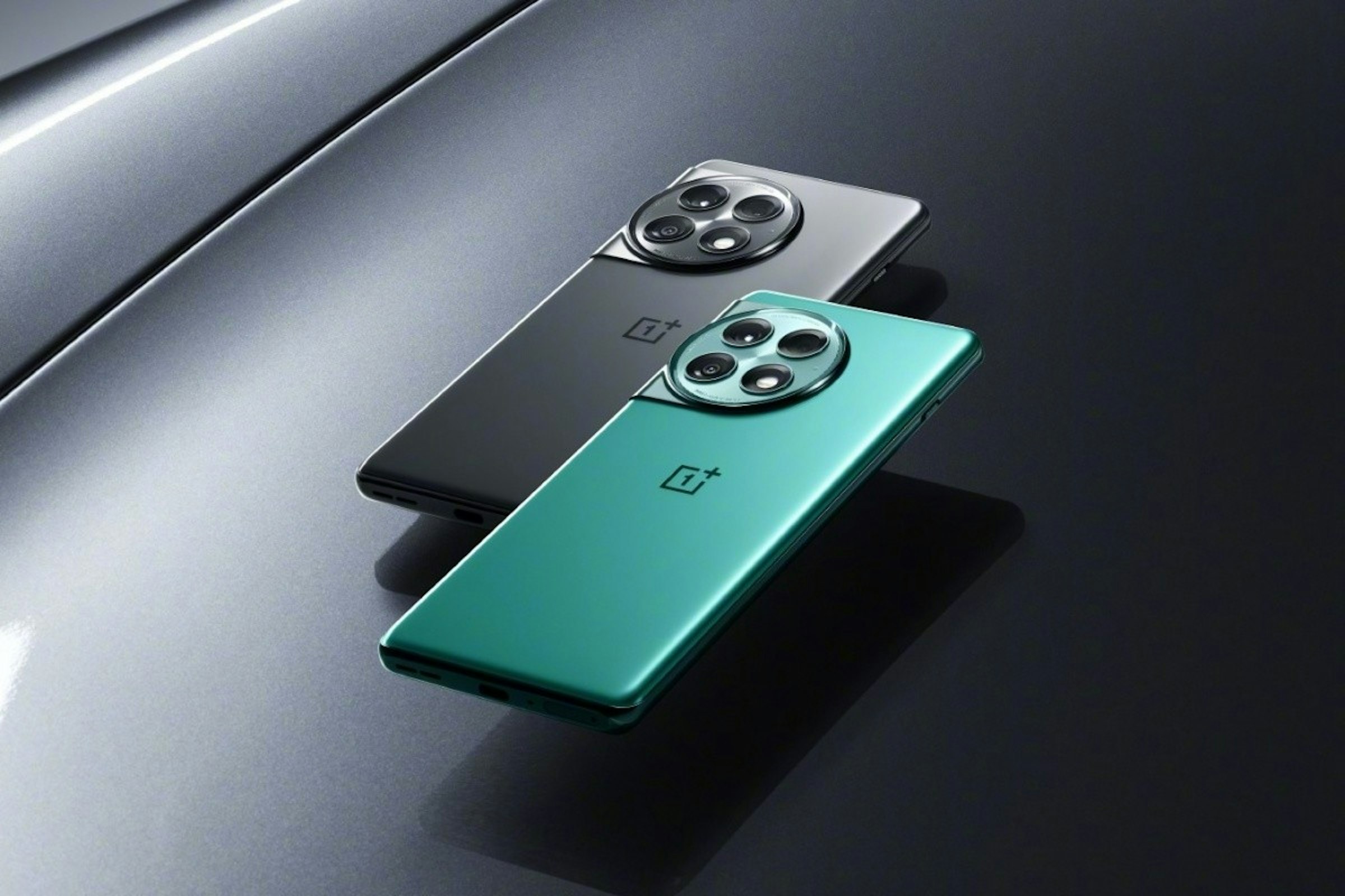 照片中包含了電子產品、一加王牌、一加、手機、蘋果手機