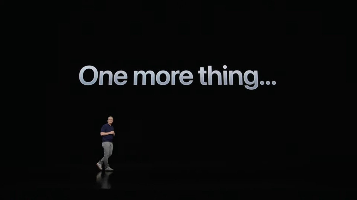 照片中提到了One more thing...,包含了光、2023 蘋果全球開發者大會、蘋果、的iOS、相機