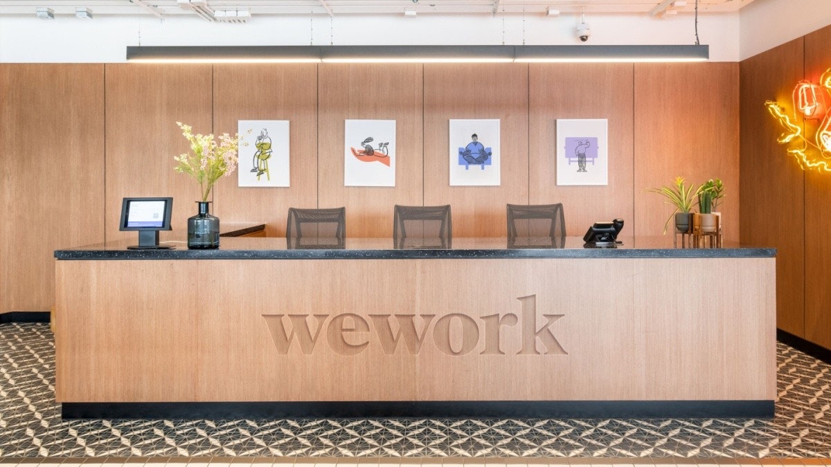 照片中提到了RET、E、wework,跟我們工作有關,包含了我們工作接待台、協同工作、辦公室