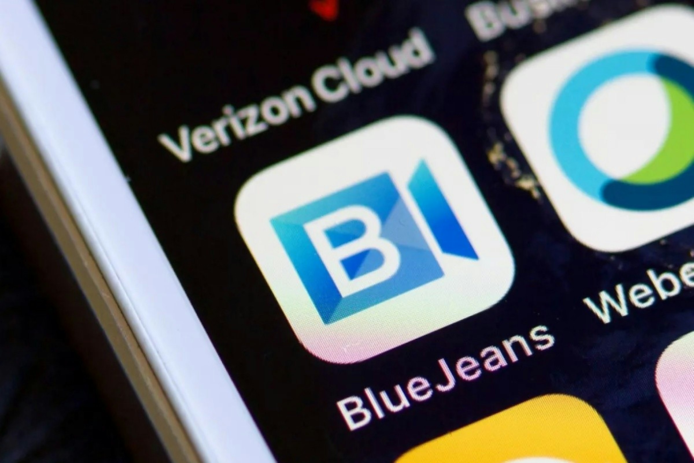 照片中提到了Verizon Cloud B、a、B，跟盧森堡國際銀行、Webex有關，包含了手機、藍色牛仔褲、手機、電視電話、藍色牛仔褲客房酒店