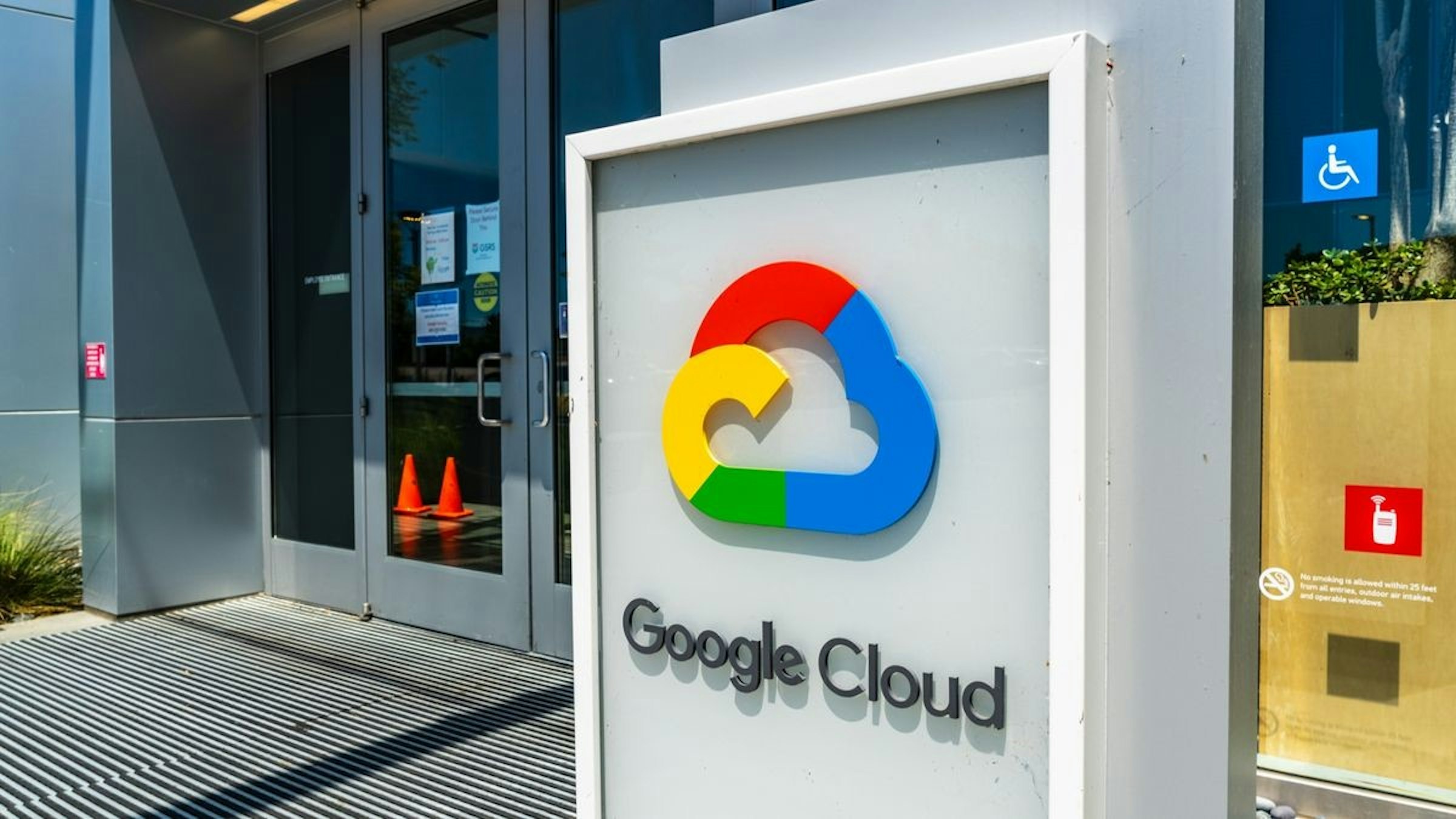 照片中提到了Google Cloud、No smoking is allowed within 25 feet、from all entries, outdoor air intakes，跟Google Cloud Platform、Google Cloud Platform有關，包含了辦公室 谷歌 公司 浦那、Google浦那、谷歌、谷歌、雲計算