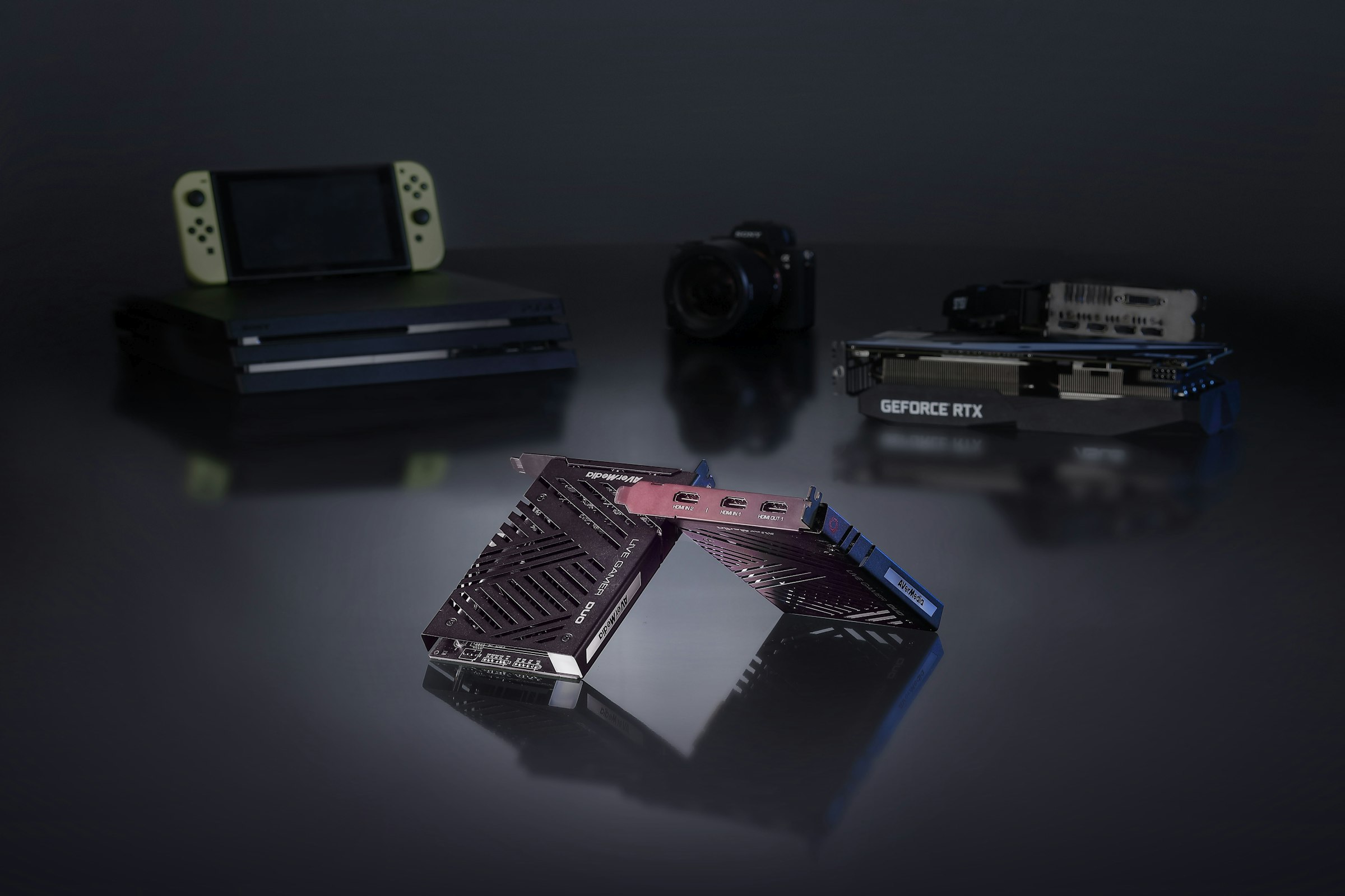 照片中提到了RTX、GEFORCE、HDMI OUT 1，包含了光、真人玩家Ultra GC553、圓剛科技、命運/大訂單、抓幀器