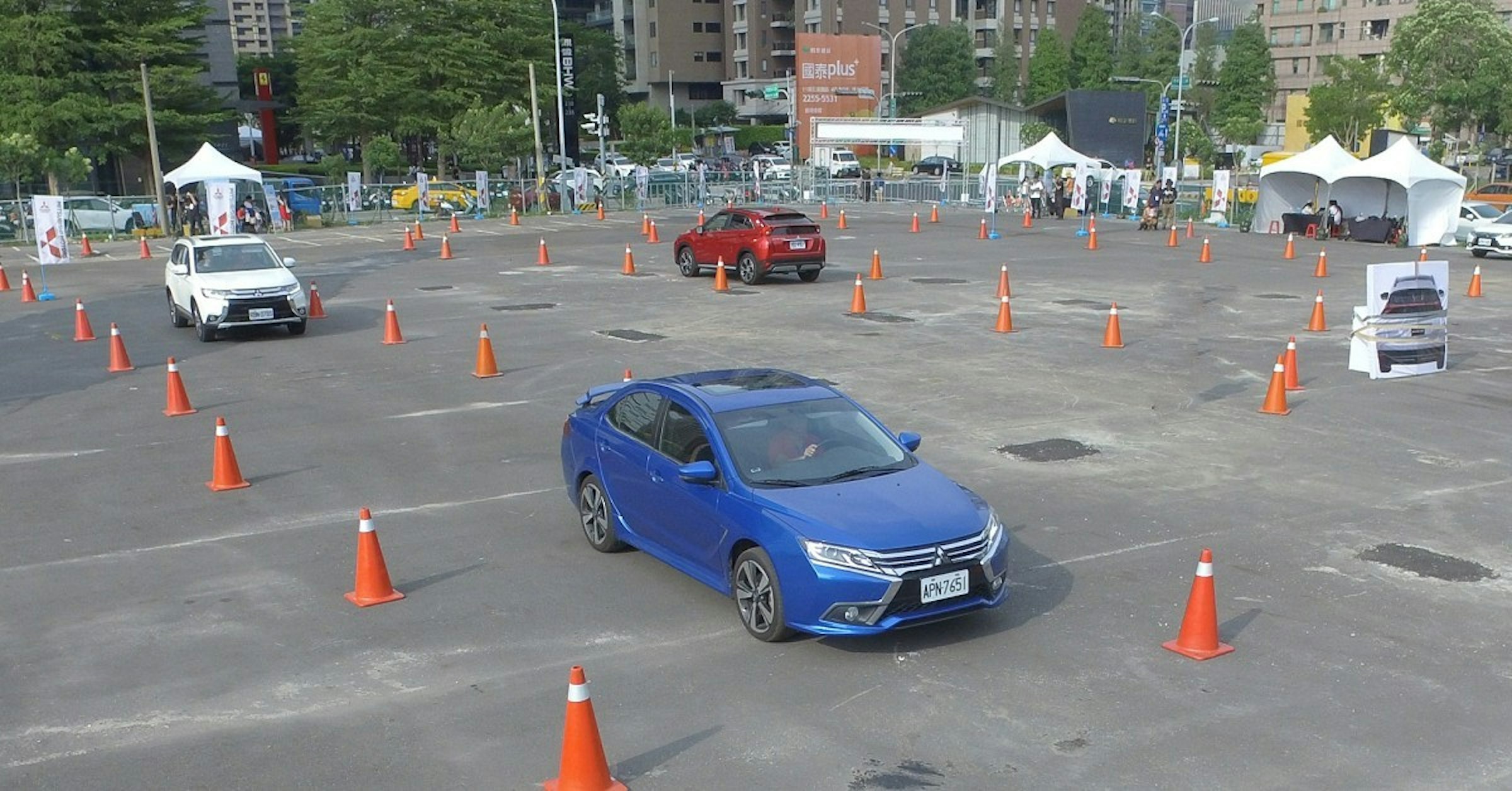 Car, Family car, Compact car, Mid-size car, Luxury vehicle, Car Park, Motor vehicle, Autocross, Sedan, Vehicle, lane, car, motor vehicle, vehicle, mode of transport, road, lane, family car, asphalt, mid size car, racing