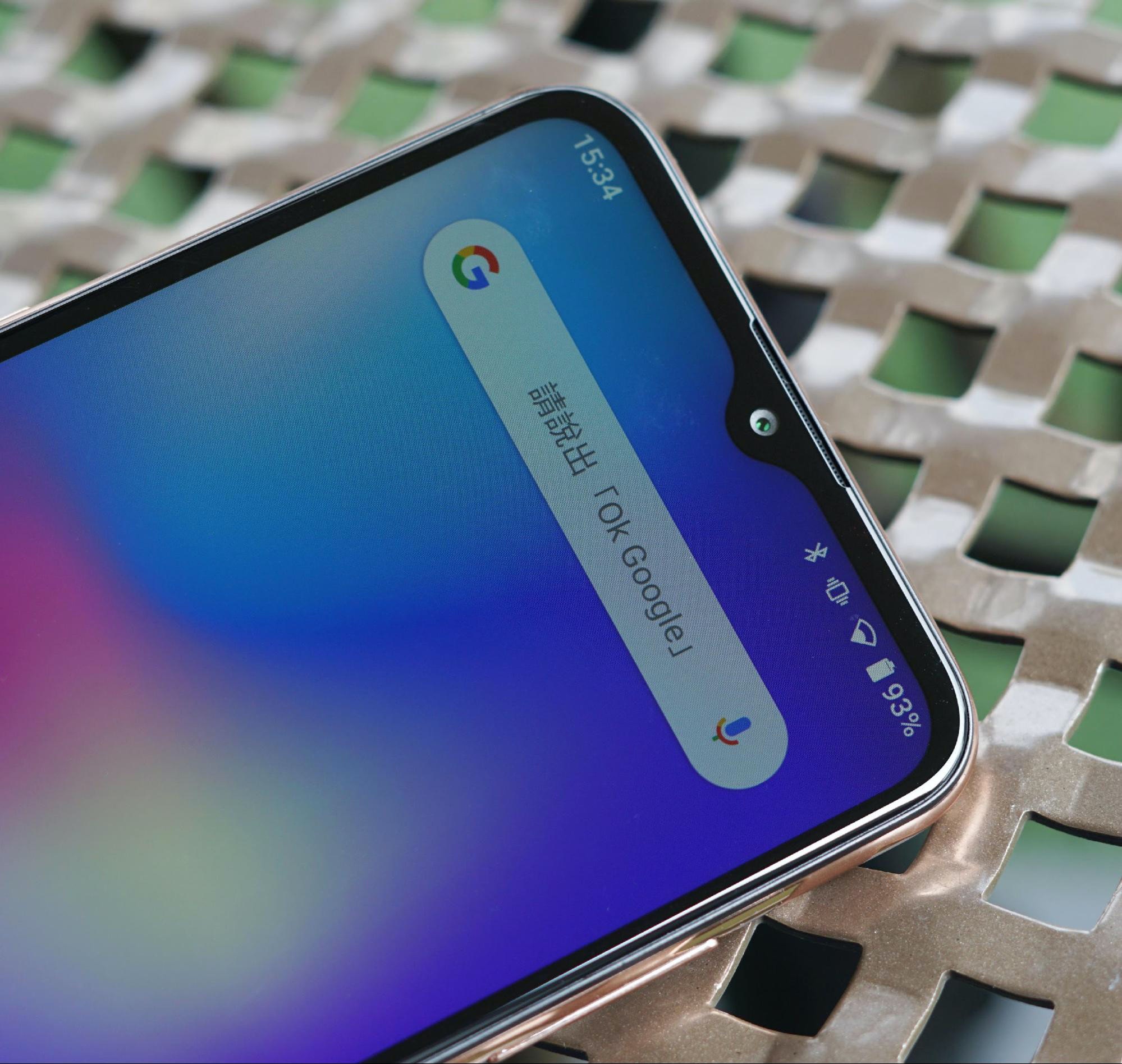 照片中提到了15:34、* マ自93%、请说出「Ok Google」,跟谷歌有关,包含了功能手机、功能手机、手机、产品设计、蜂窝网络
