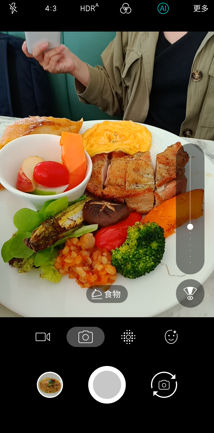 照片中提到了4:3、HDR^、(AI,包含了快餐、早餐、汉堡包、垃圾食品、快餐