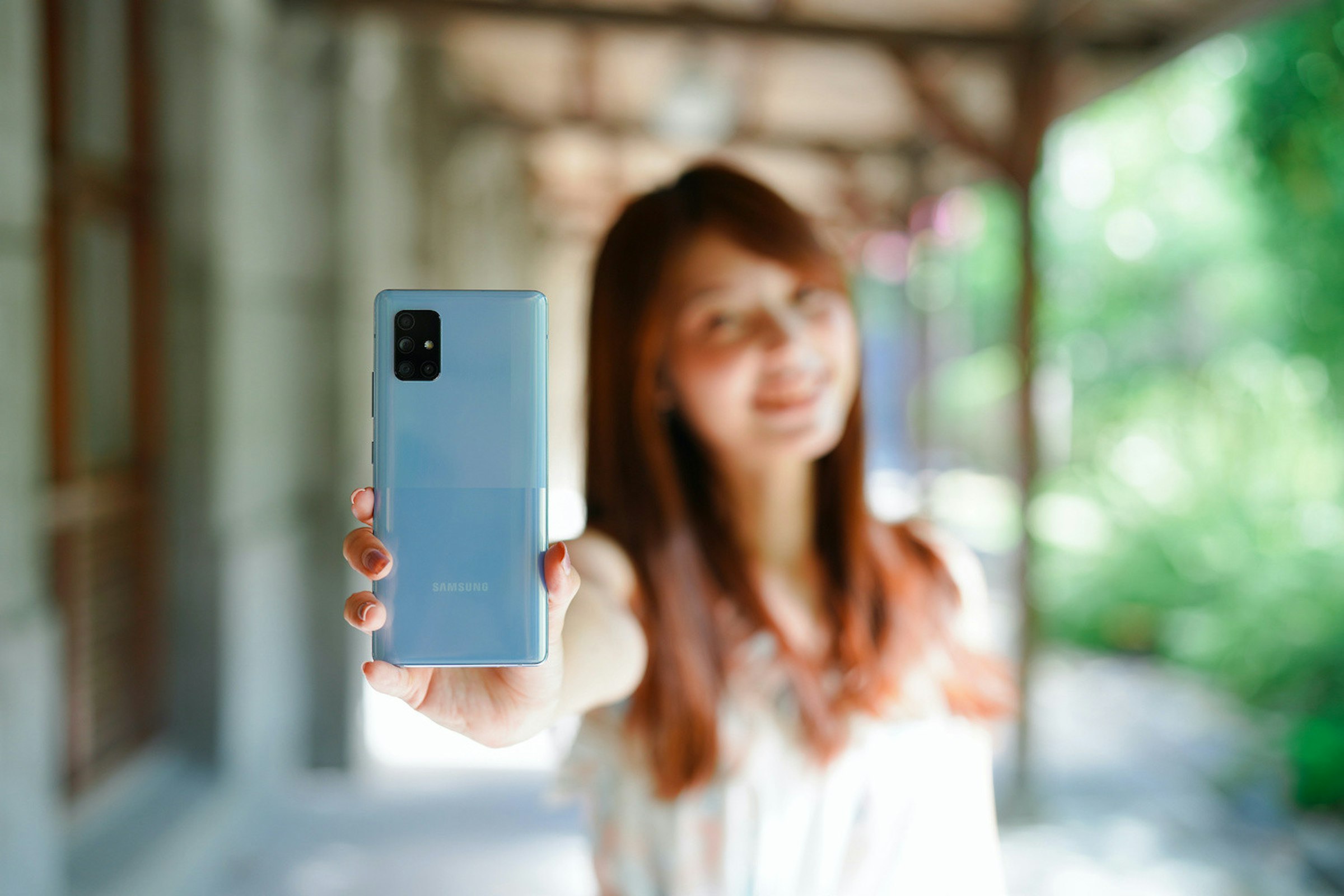 照片中提到了SAMSUNG，包含了女孩、自拍、電子產品