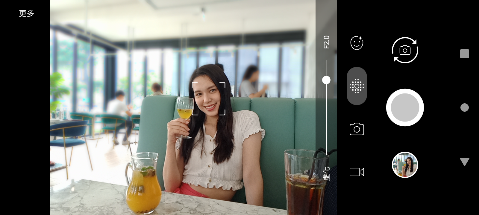 照片中提到了更多、口、虚化,包含了女孩、产品