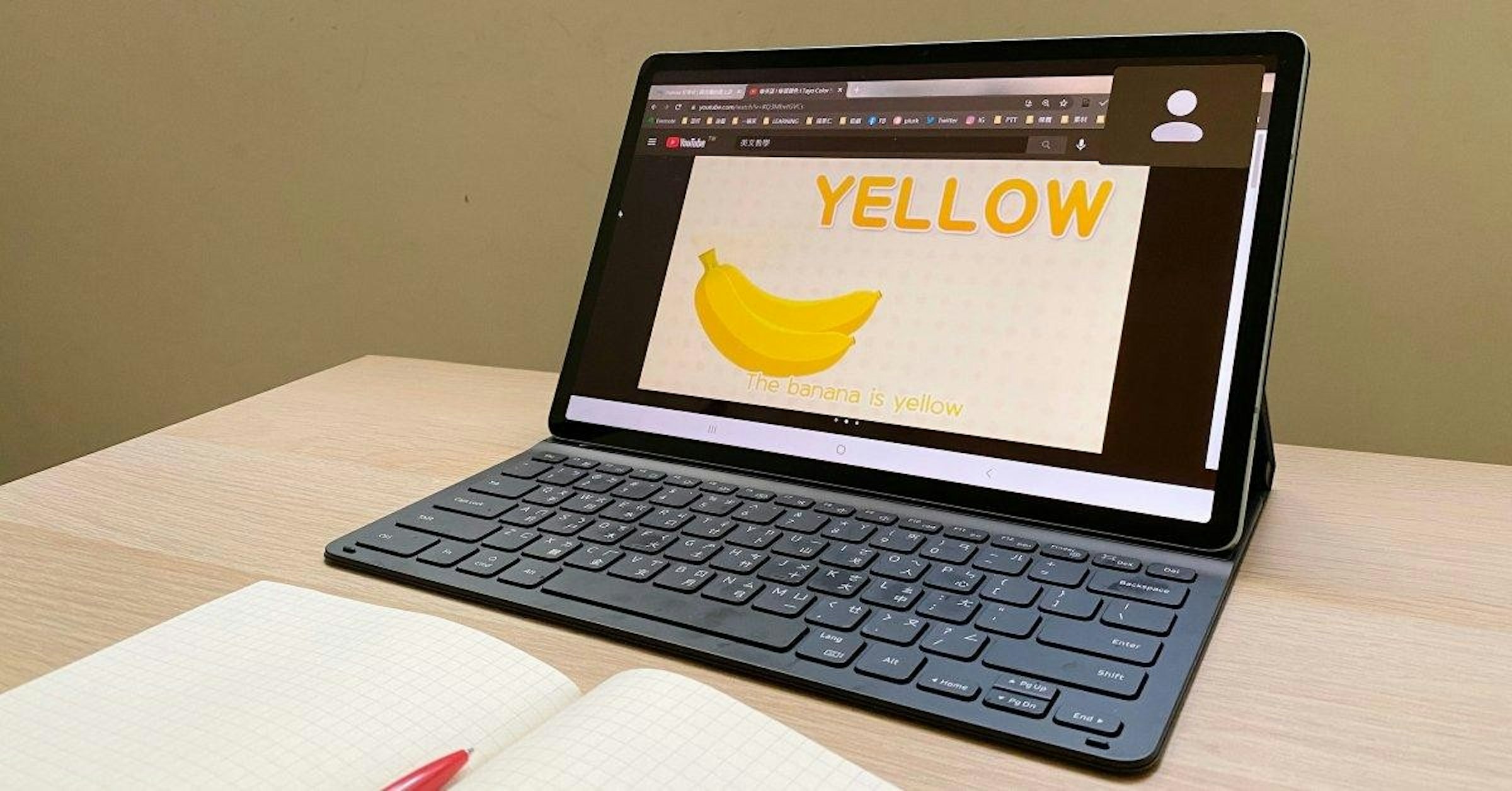 照片中提到了mo a A ARc e pre Y w IT I R EH、YELLOW、The banana is yellow，包含了上網本、特斯拉Model S、特斯拉公司、電腦、特斯拉Model 3