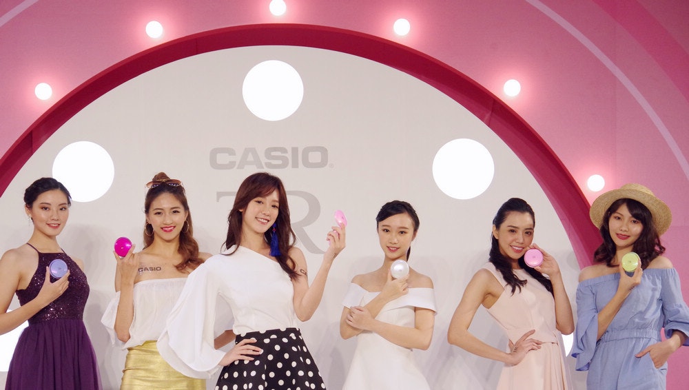 是少女們手中的數位粉餅盒， Casio TR mini 聚光蜜粉機在台推出這篇文章的首圖