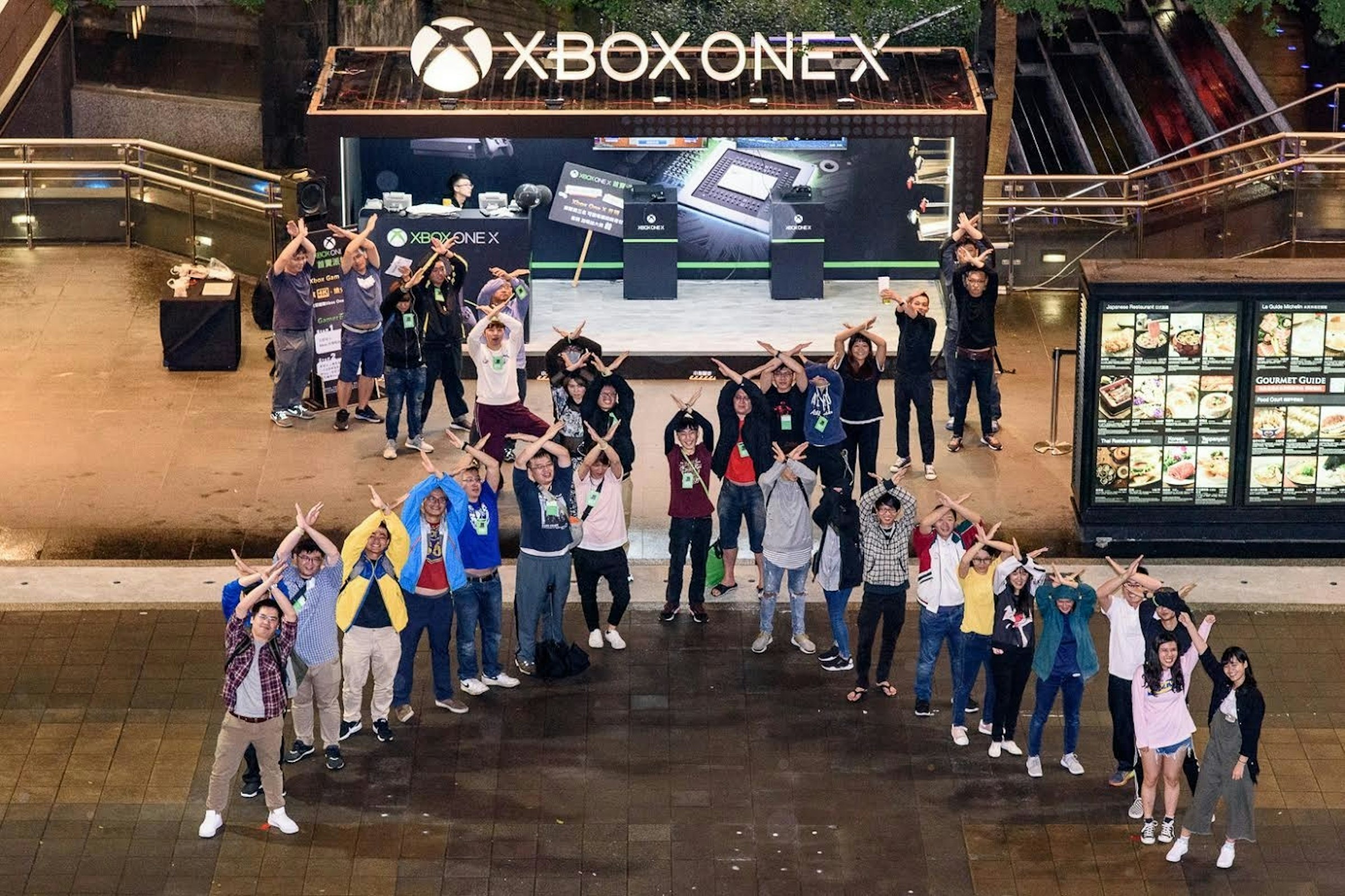 是Xbox One X 正式開賣，死忠玩家提前四天首排這篇文章的首圖