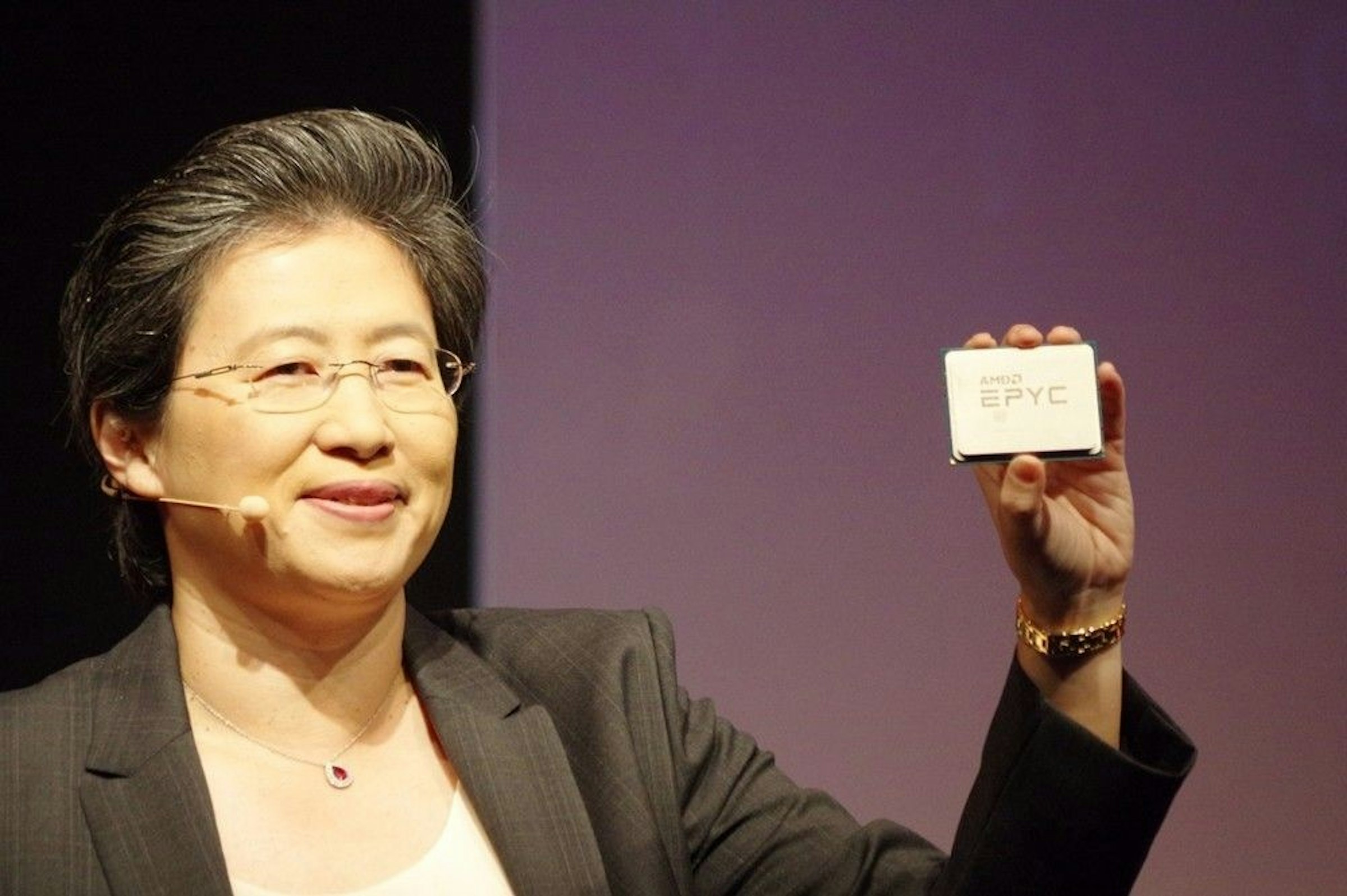 是強的到底是 FPGA 還是 Zen ？由兩顆 AMD EPYC 處理器與 8 張 Xilinx 加速卡創下影像推論吞吐量紀錄這篇文章的首圖