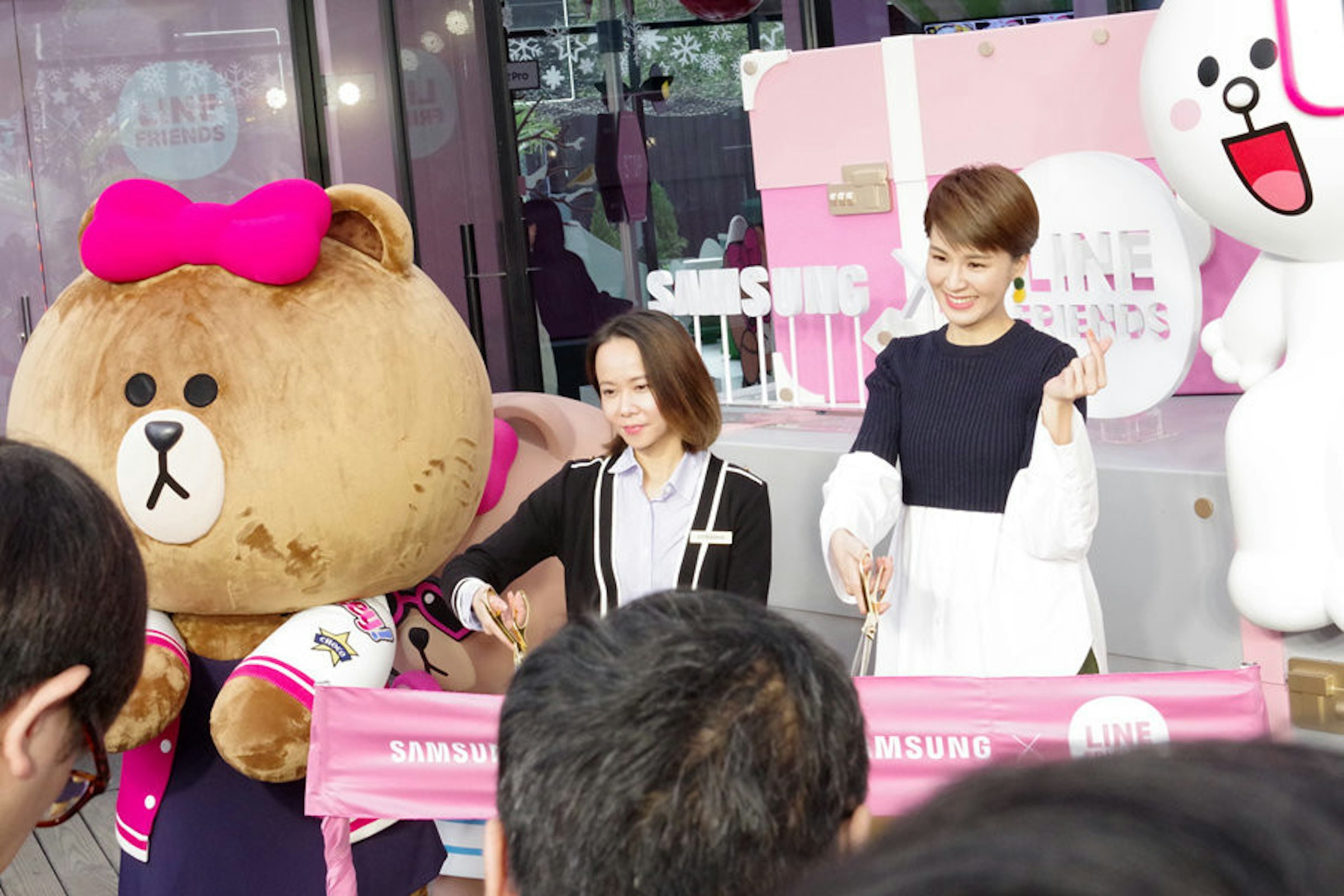 是三星 X LINE FRIENDS 進駐品牌體驗店，並推出 LINE FRIENDS 粉甜星組合這篇文章的首圖