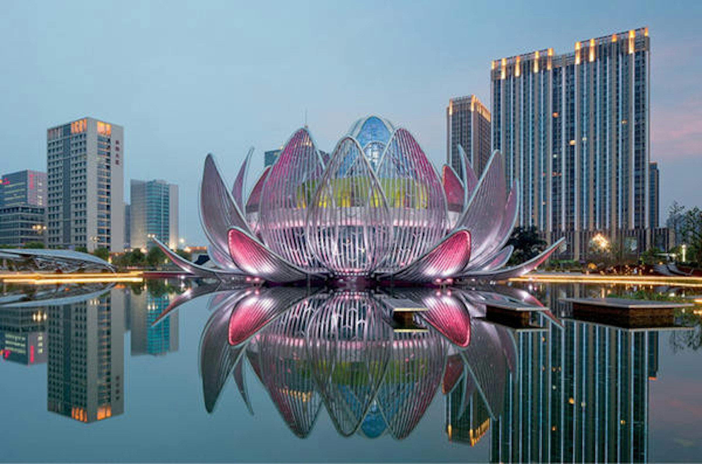 是開在湖泊上的華麗巨型蓮花建築這篇文章的首圖