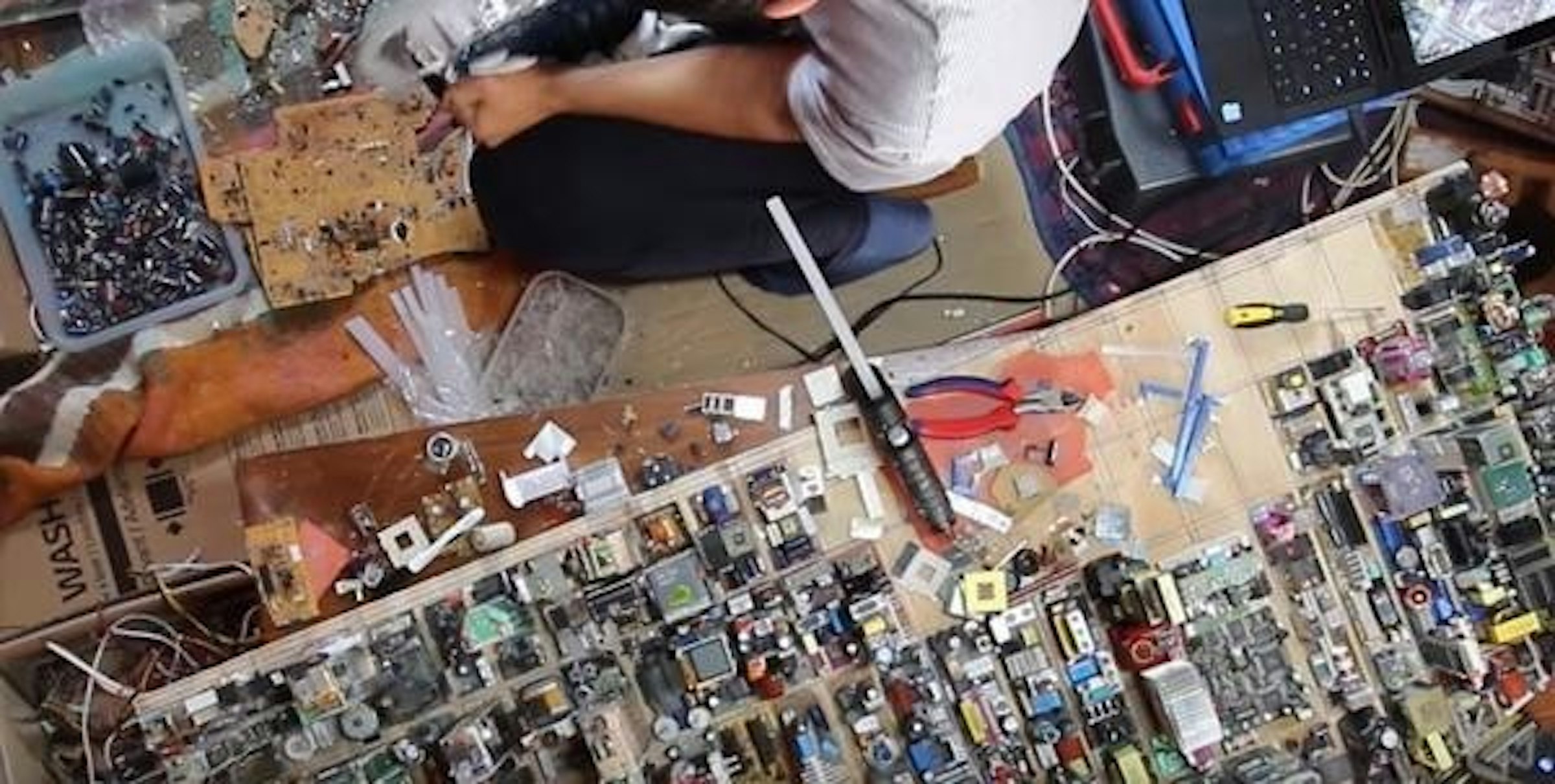 是用電子元件打造的紐約都市叢林這篇文章的第1圖