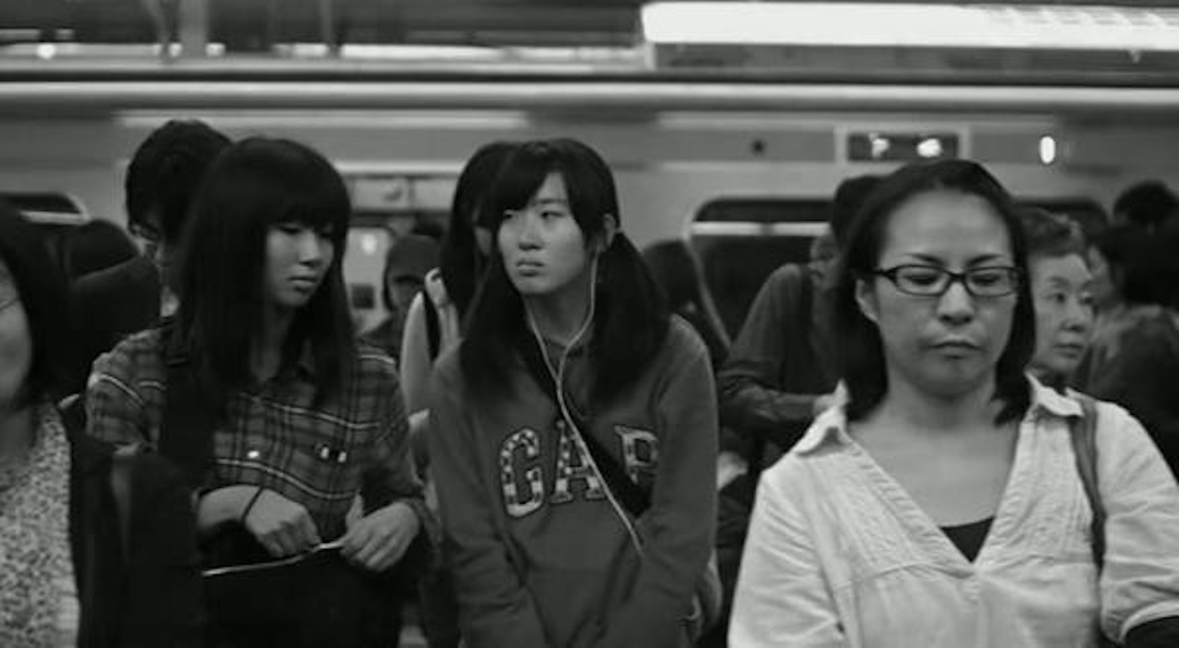 是奇妙的凍結︰以超慢鏡拍攝候車中的人群這篇文章的首圖
