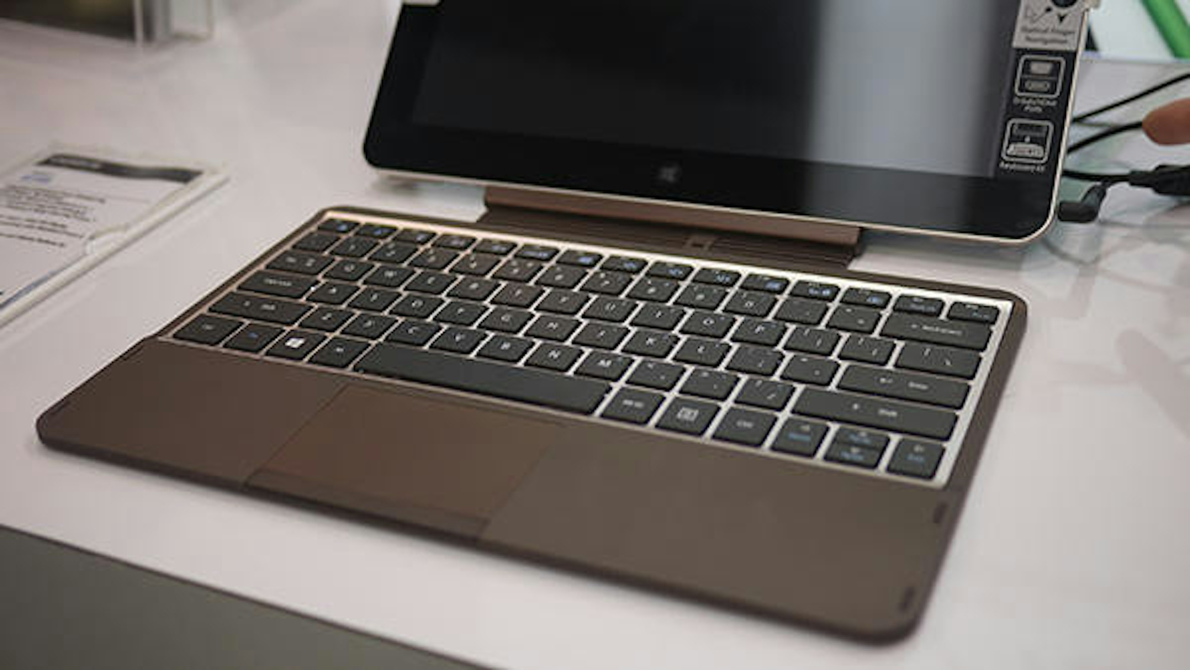 是Computex 2013：想買 Surface Pro 的朋友不妨考慮技嘉 Padbook S1185這篇文章的首圖