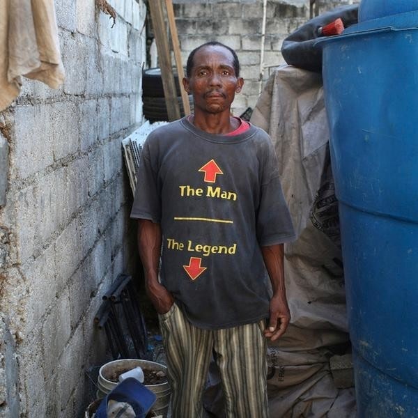 是當美國回收的廉價 T 恤被海地人穿上……這篇文章的首圖