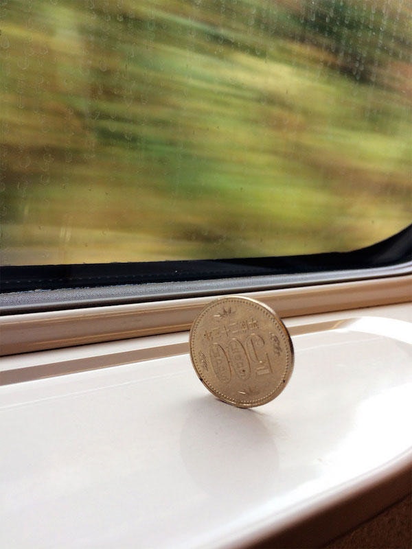 是一枚硬幣說明了新幹線列車的穩定性這篇文章的首圖