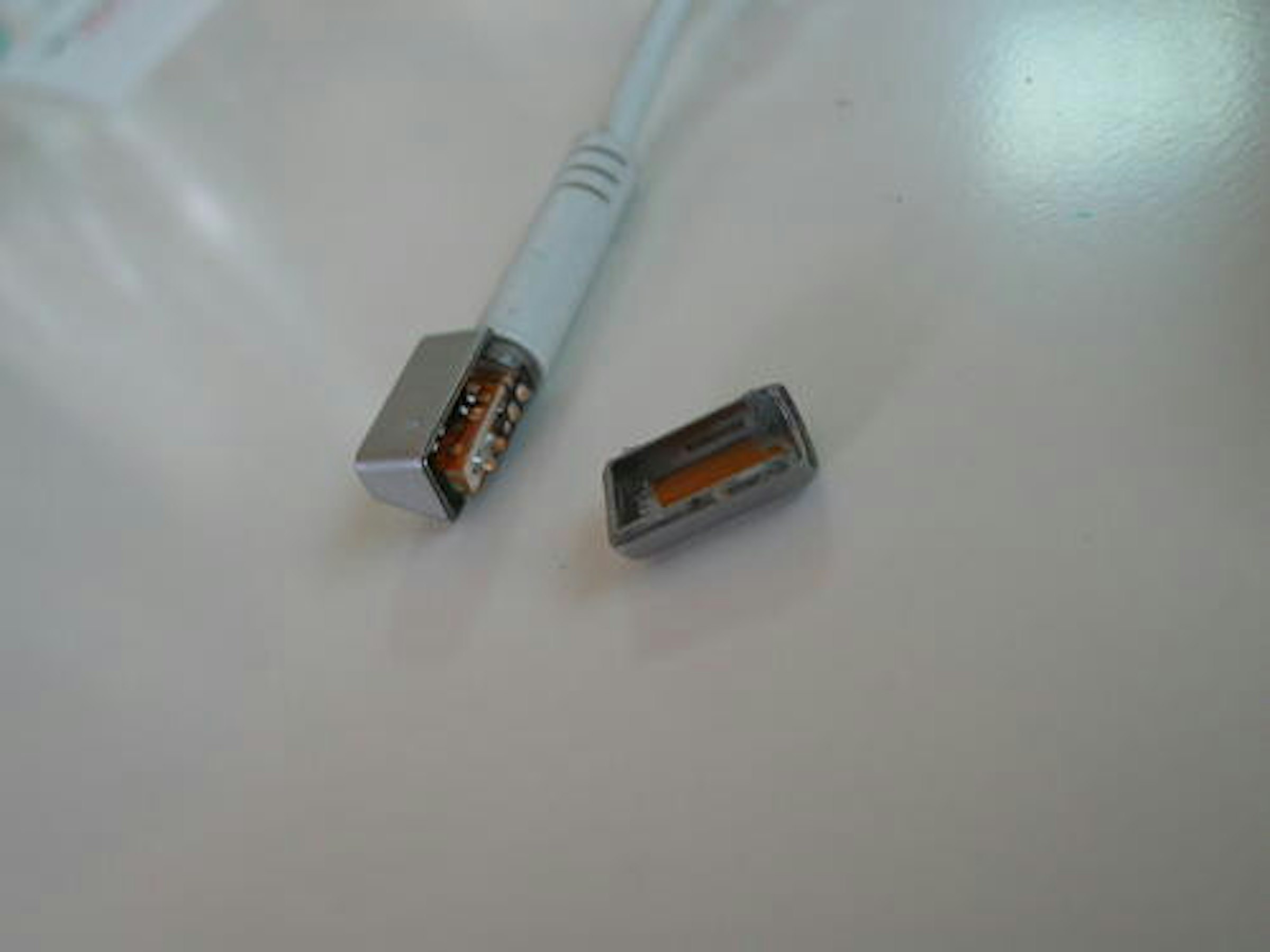 是我Macbook AIR 的充電器掉頭了....這篇文章的首圖