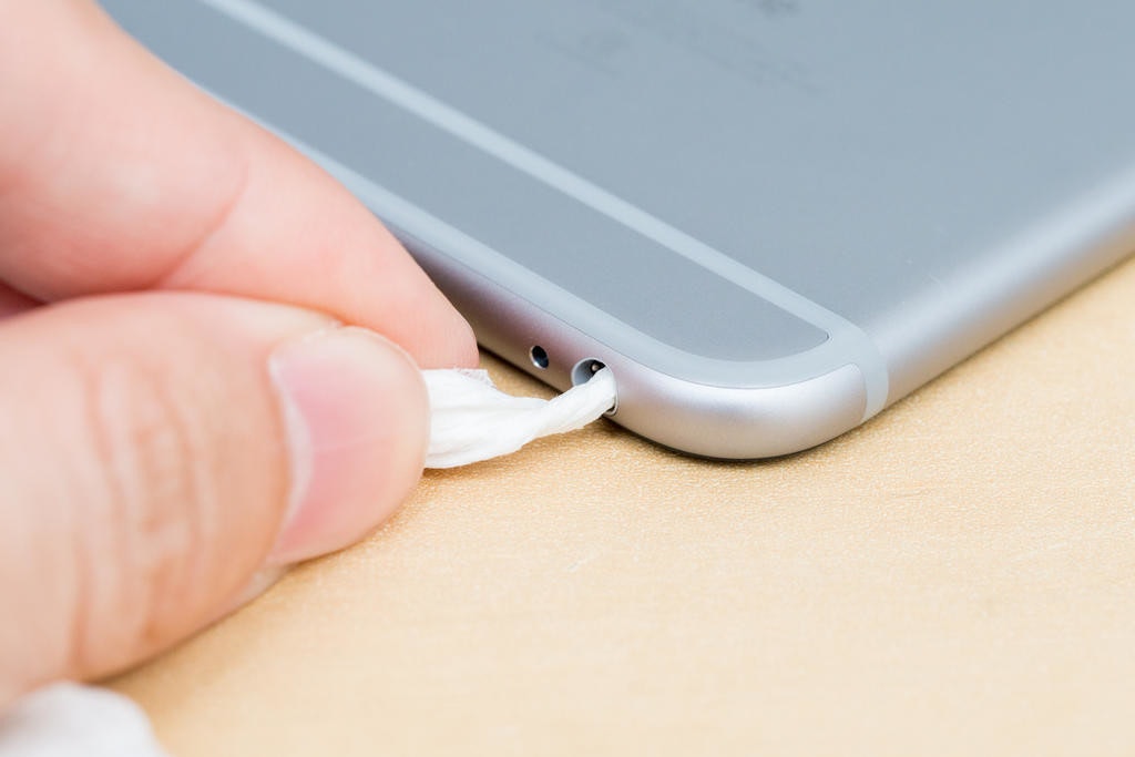 我的iphone 落水了 關 脫 擦 吸 烘 五字口訣拯救你的落水3c 手機 Cool3c 我的iphone 落水了 關 脫 擦 吸 烘 五字口訣拯救你的落水3c 手機 Cool3c