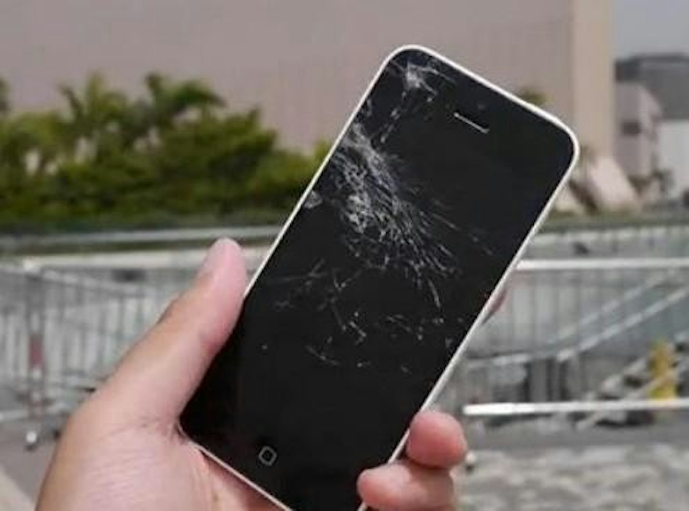 是[科技新報]iPhone 5s/5c跌落測試：iPhone 5c螢幕碎裂這篇文章的首圖