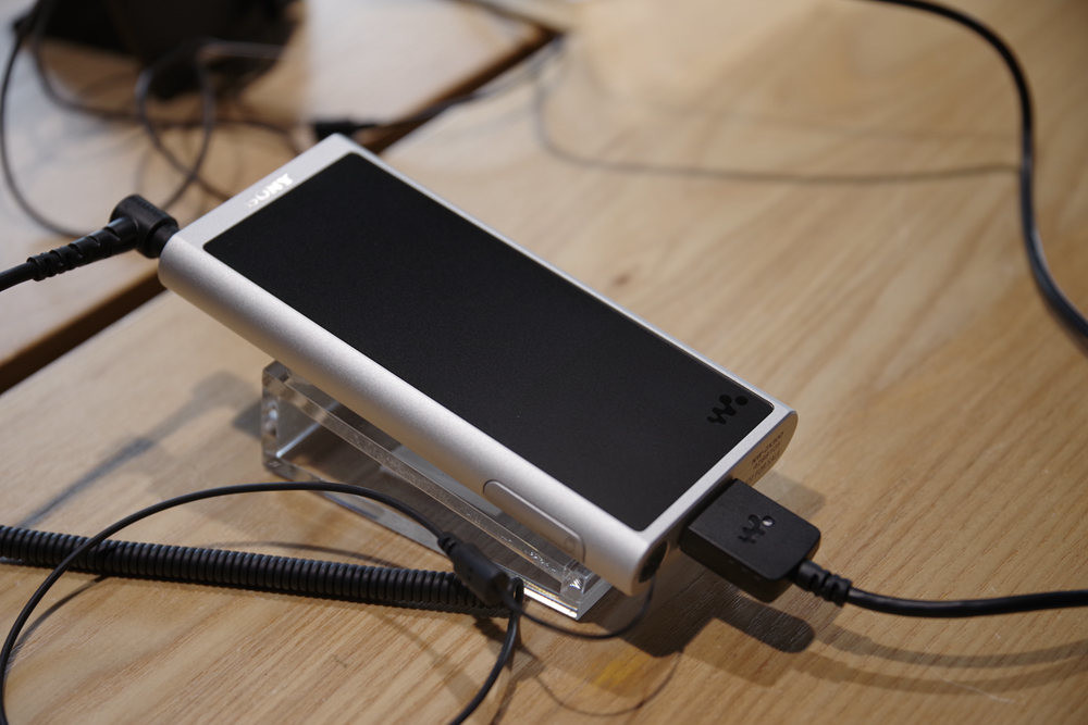 主打WM-1 技術下放的Walkman ZX-300 與添加USB DAC 模式的 