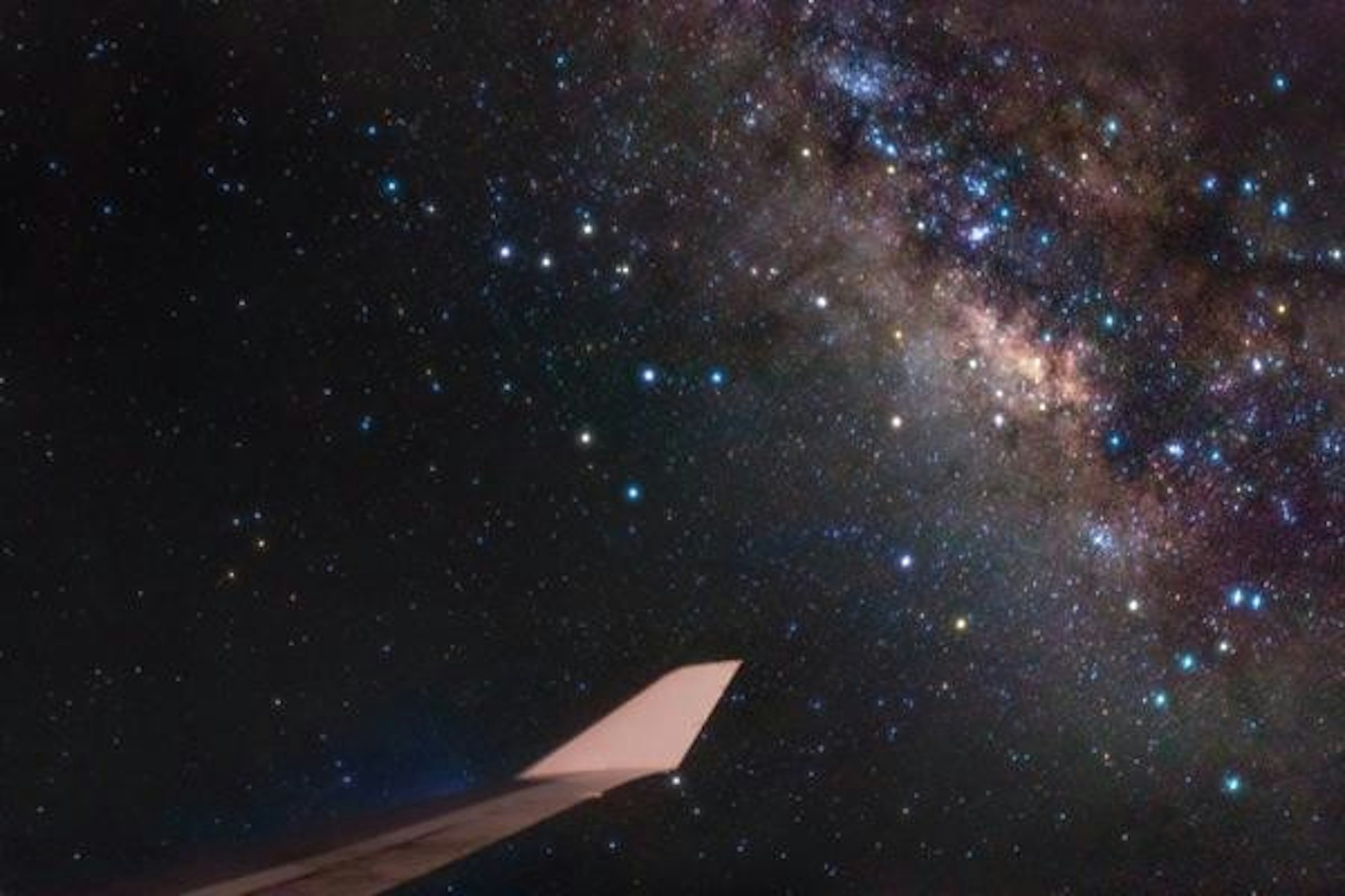 是長途搭機太悶可以做什麼？試試拍星星吧！這篇文章的首圖