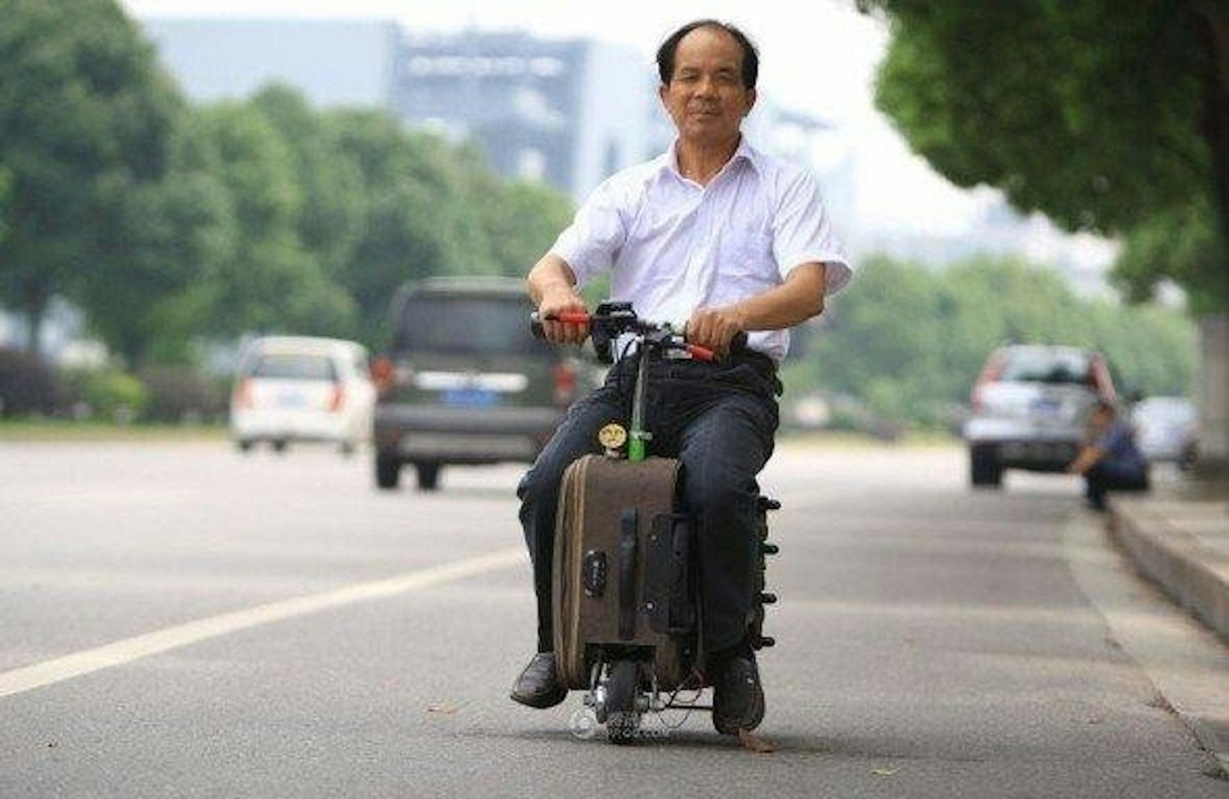 是對岸農民花 10 年製作 電動載人行李箱這篇文章的首圖