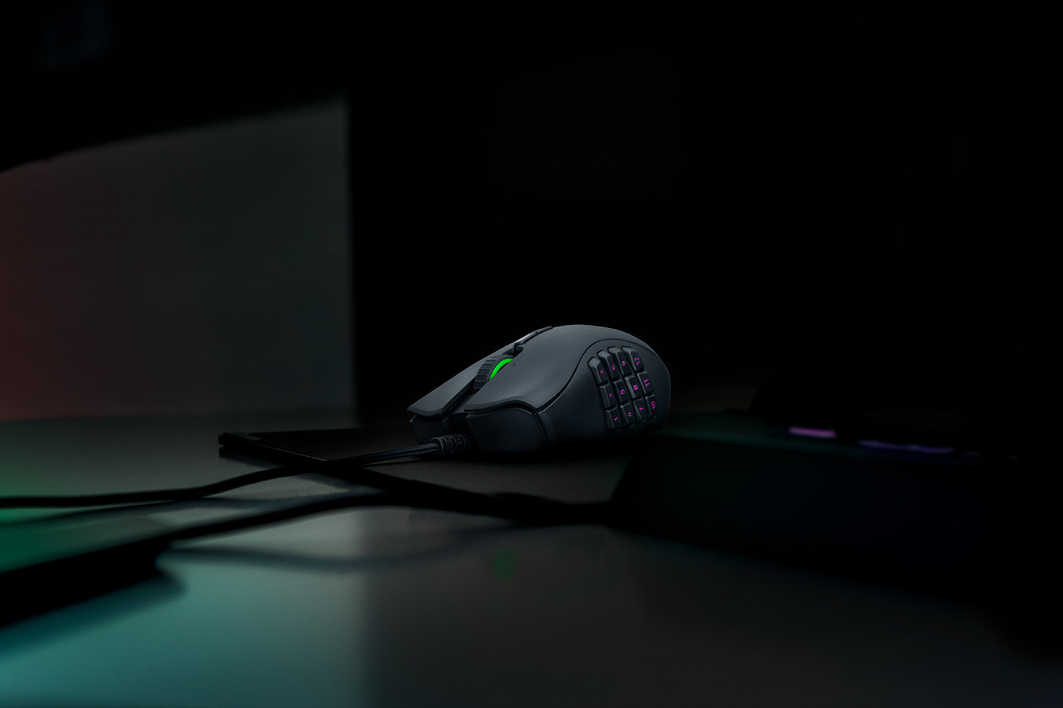 Razer 全新Naga Trinity 可三段變身、 Tartarus V2 單手鍵盤採機械薄膜