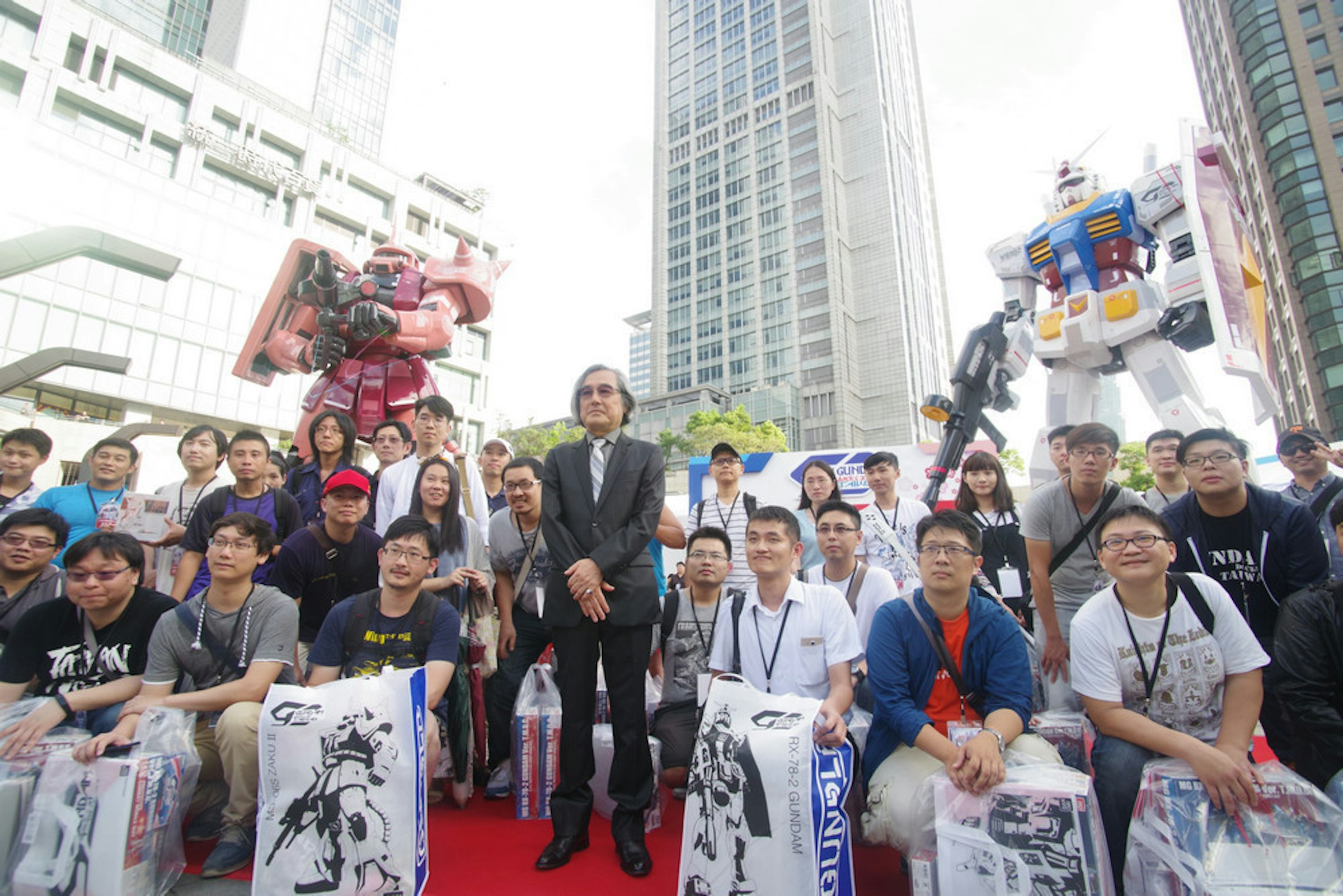 是鋼彈挺立在信義區，時代百貨 Gundam docks at Taiwan 特展正式開展這篇文章的首圖