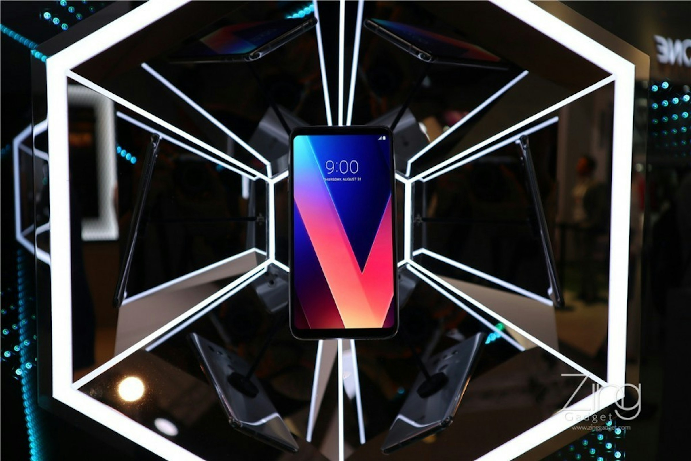 是史上最輕6寸：LG V30輕到嚇死人！手感、拍照、設計都超棒這篇文章的首圖