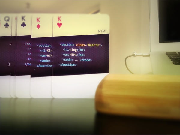 是code:deck，集合十數種程式語言於一身的...撲克牌組！這篇文章的首圖