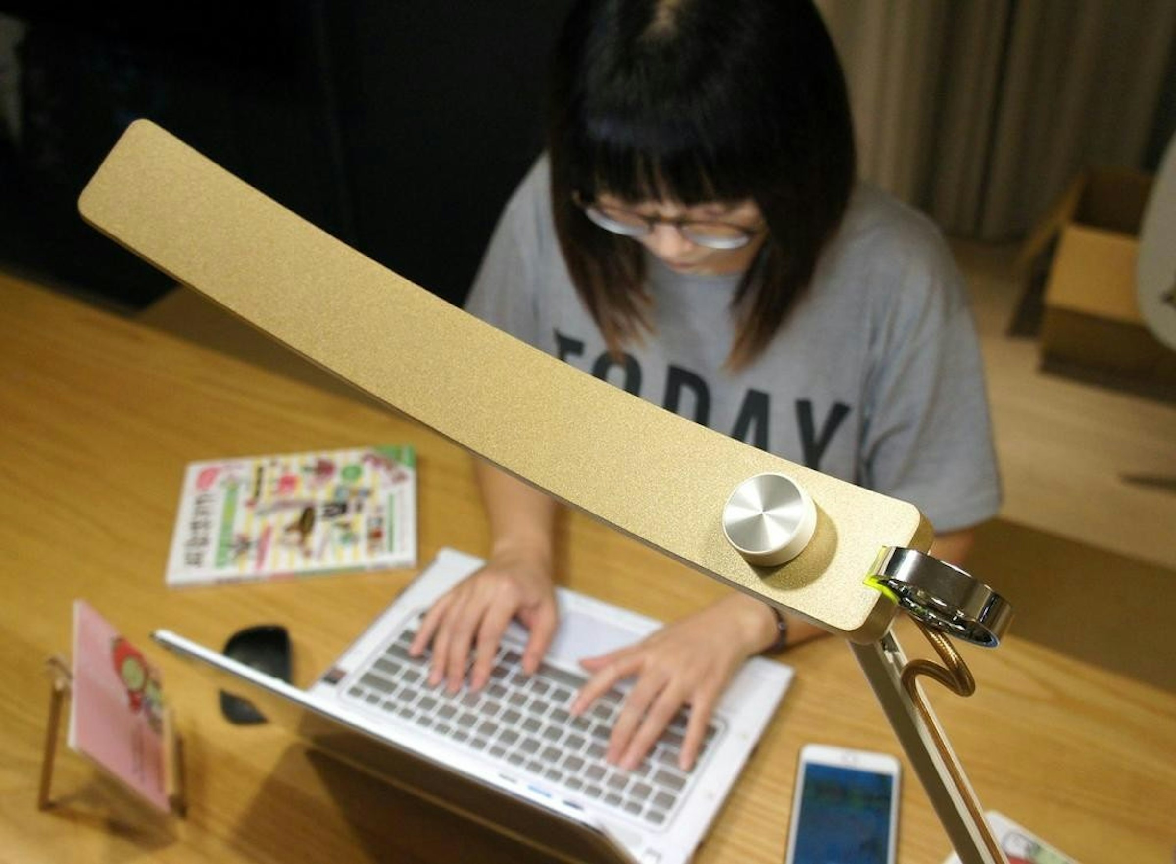 是輕巧省空間，BenQ WiT Genie 單臂版螢幕閱讀檯燈動手玩這篇文章的首圖