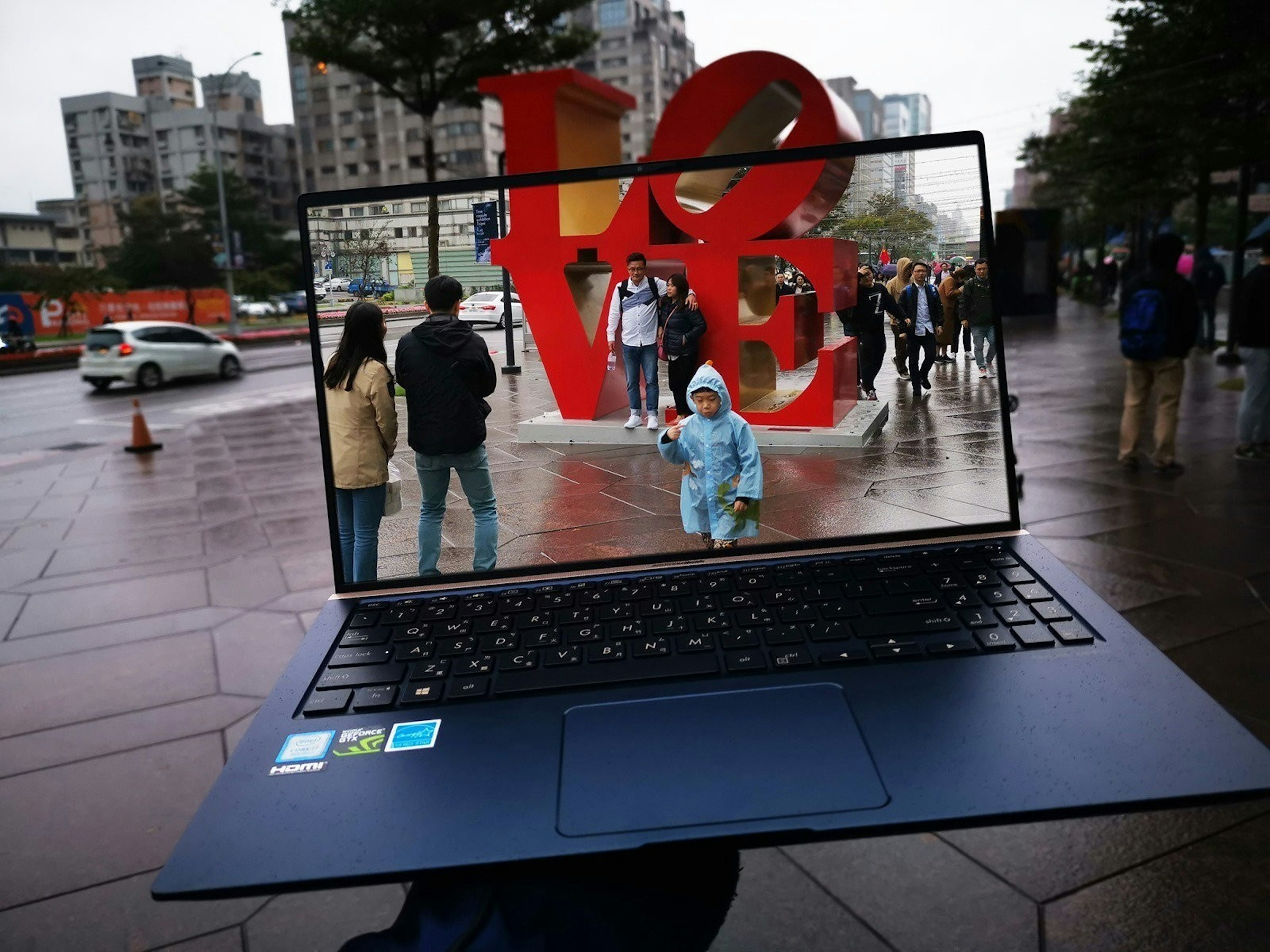 是美．力 無邊 ASUS ZenBook 15 (UX533FD) 不僅世界最小，還有獨立顯卡的輕薄怪獸筆記型電腦！這篇文章的首圖