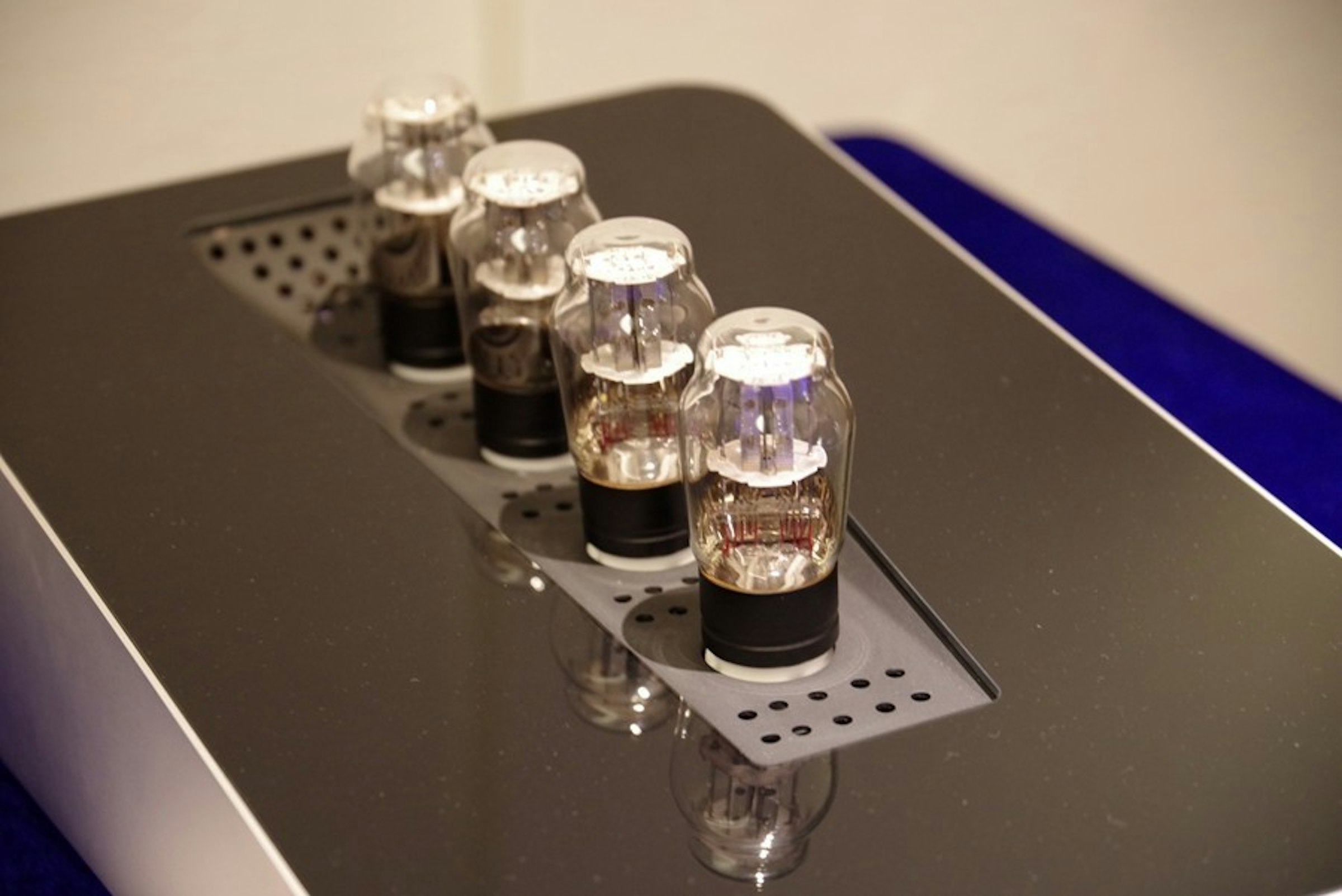 是TAA 音響展： HiFiMAN 靜態展示靜電系統小香， RE800 將提供已購買消費者更換可換線版本這篇文章的第1圖