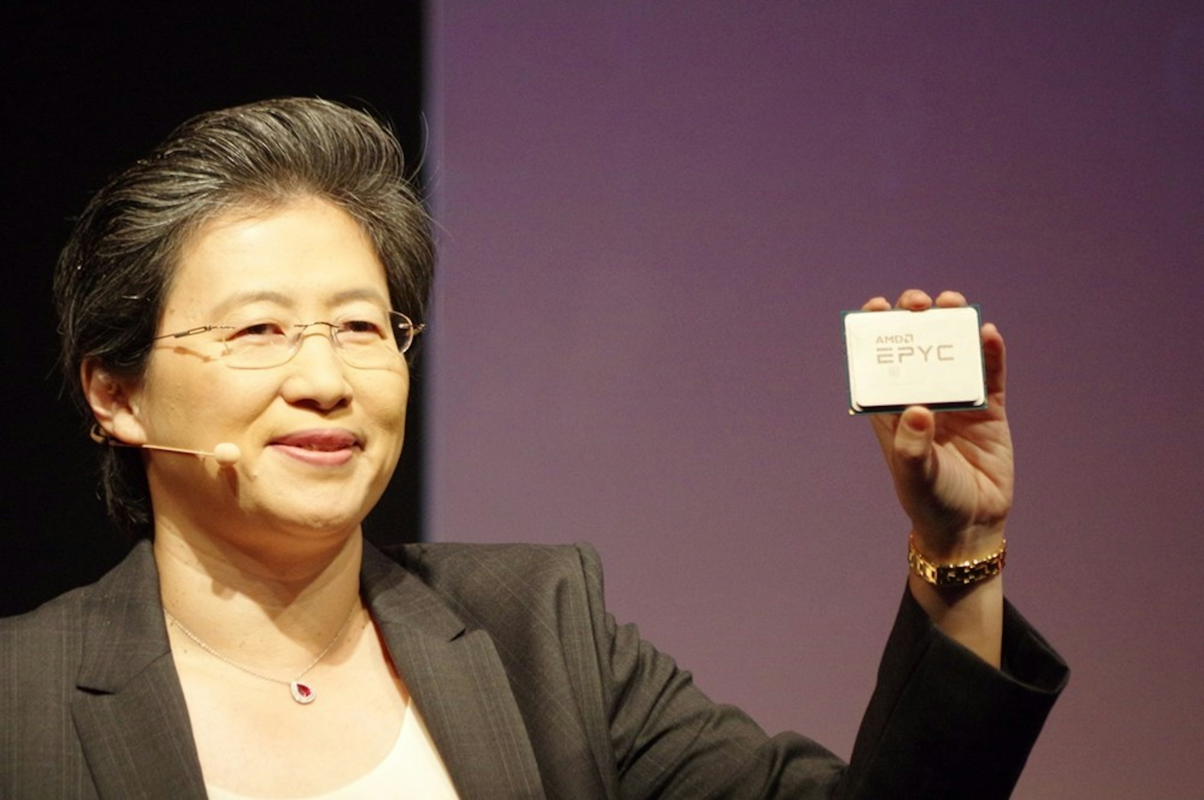是AMD 再戰資料中心處理器市場，以最高 32 核、 64 執行續的 EPYC 處理器盼重返榮耀這篇文章的首圖