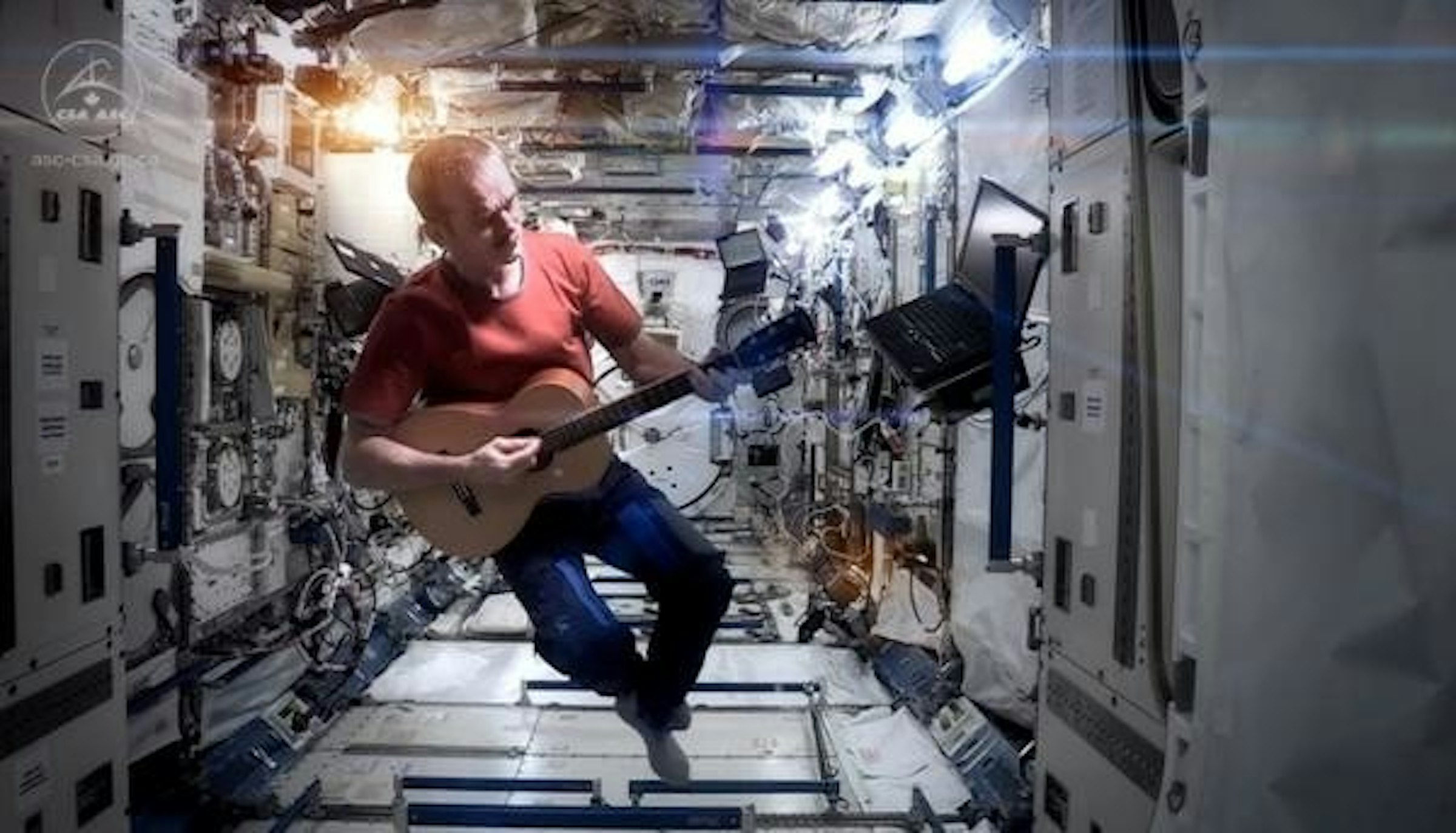 是史上第一支在太空上錄製的MV：翻唱Space Oddity這篇文章的首圖