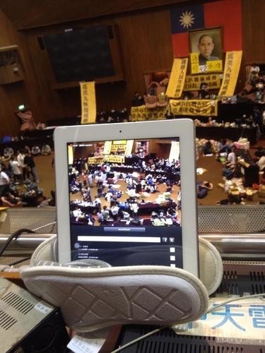 是用一雙拖鞋和一台iPad直播的反動:網路與科技創新如何幫助台灣青年抗爭者將更快將訊息傳播到全世界這篇文章的首圖