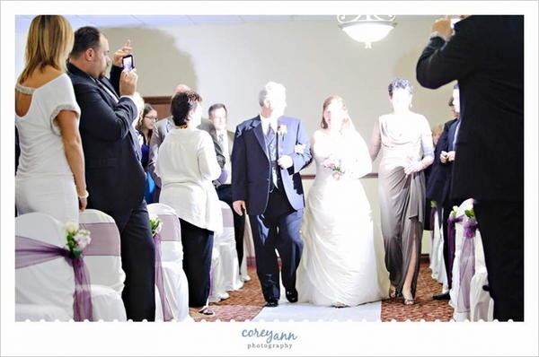是婚禮攝影讓專業的來就好，賓客們收起手上的相機，只要行注目禮、用力拍手和給予真心祝福即可這篇文章的首圖