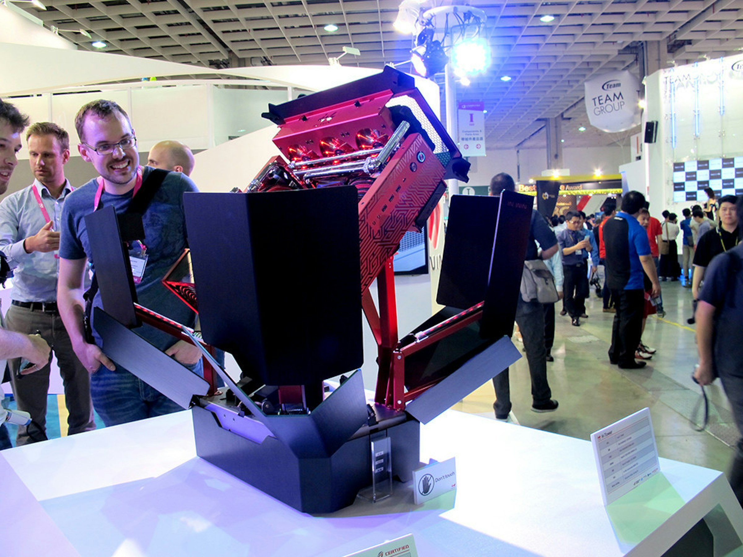 是Computex 2015：把我這土包子嚇傻的變形主機 In win - H-Tower這篇文章的首圖