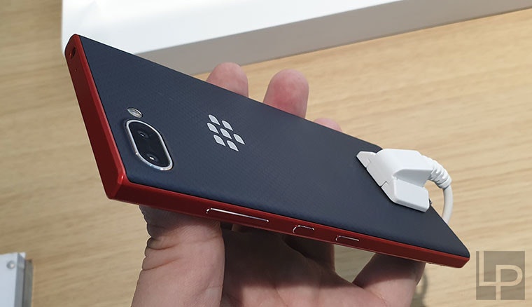 TCL展出BlackBerry Key2黑莓機Red Editio紅黑新色,實機動手玩