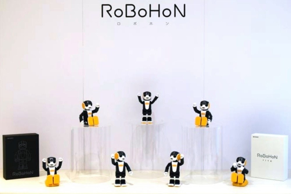 是夏普更新機器人手機RoBoHoN，分別推出三種不同版本、加入更多應用這篇文章的首圖