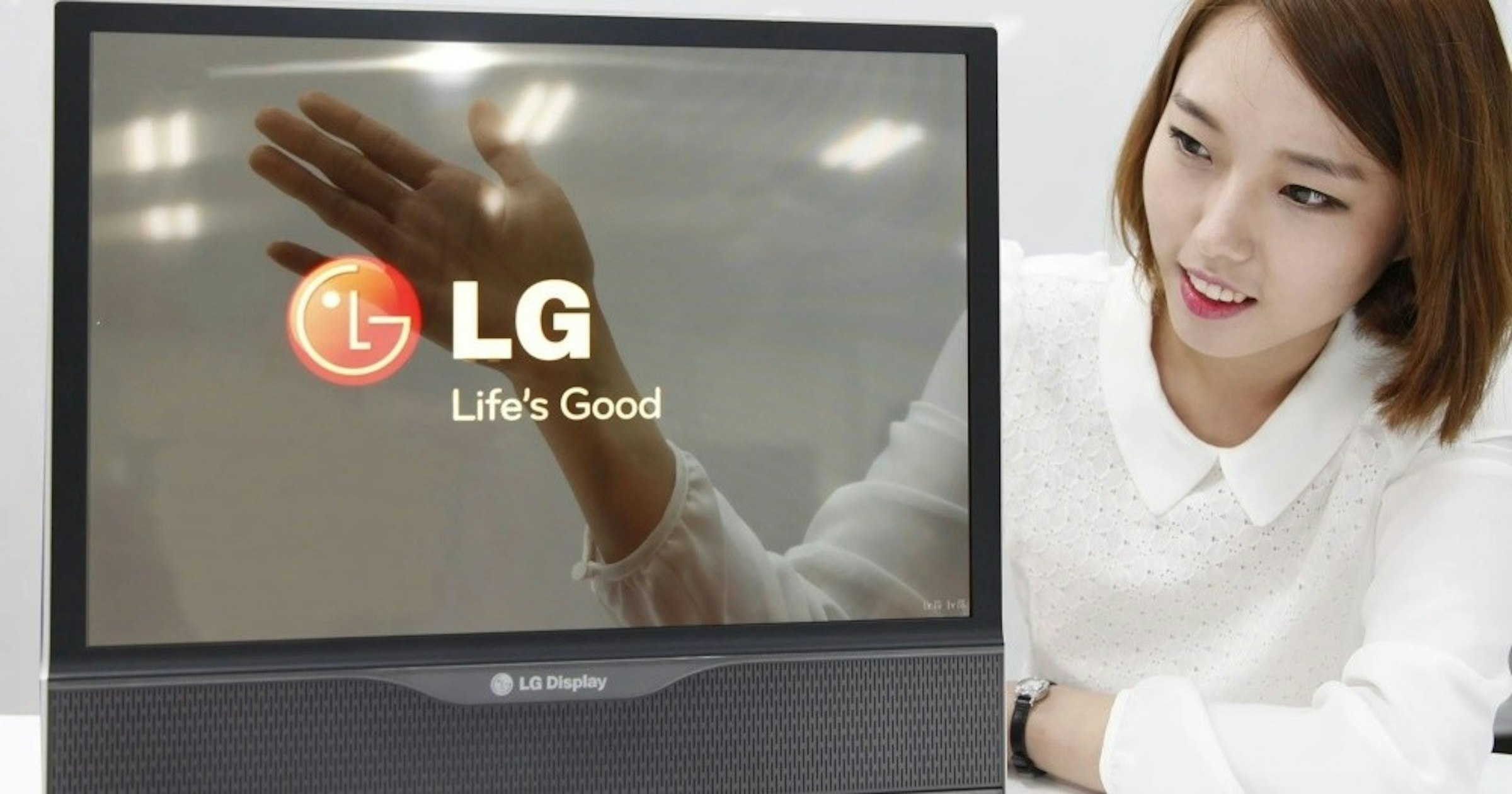 是LG也跟進推出可當做「鏡子」的電視產品，甚至提供半透明混合使用模式這篇文章的首圖