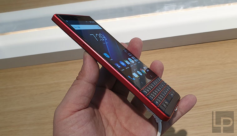 TCL展出BlackBerry Key2黑莓機Red Editio紅黑新色,實機動手玩