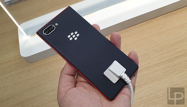 TCL展出BlackBerry Key2黑莓機Red Editio紅黑新色,實機動手玩