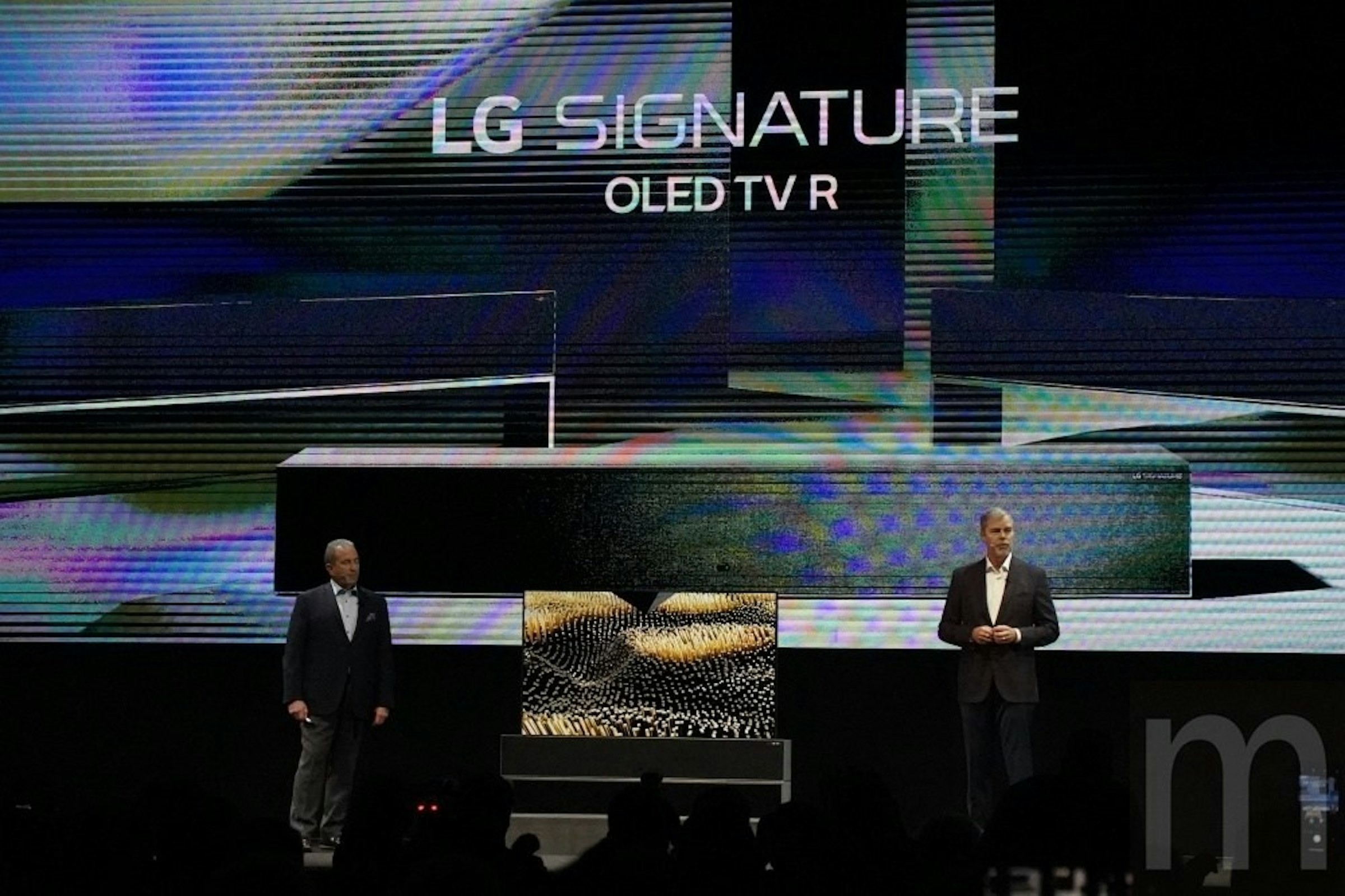 是LG正式揭曉螢幕可捲曲收納電視﻿Signature OLED TV R這篇文章的首圖